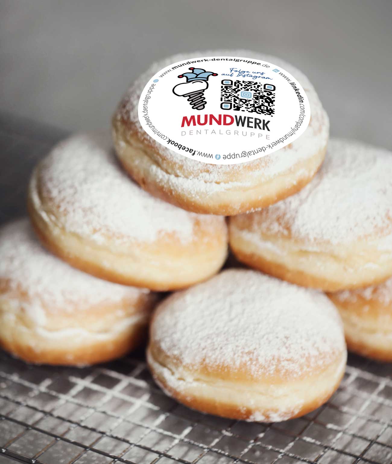 Leckere Berliner mit Zucker und Mundwerk Karnevalsausdruck